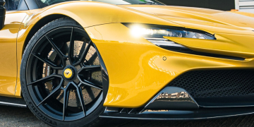 SF90 ストラダーレ：フェラーリ初のプラグインハイブリッドとスーパーカーの革命 Logo